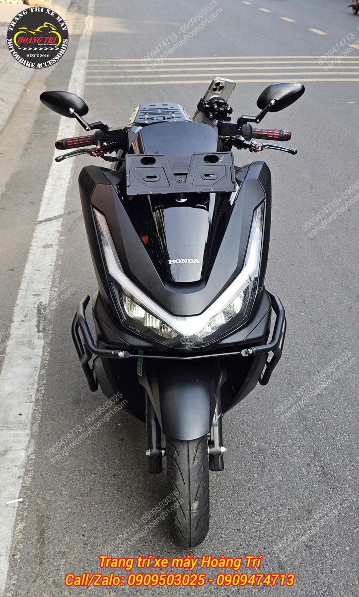 Góc nhìn trực diện vị trí tay lái của xe với nhiều phụ kiện được nâng cấp cho tay lái PCX 160