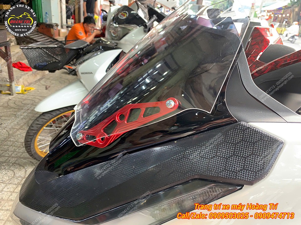 Cận cảnh kính chắn gió Tanu PCX 160 nhập Thái với pát đỏ nổi bật, dáng vẻ thể thao