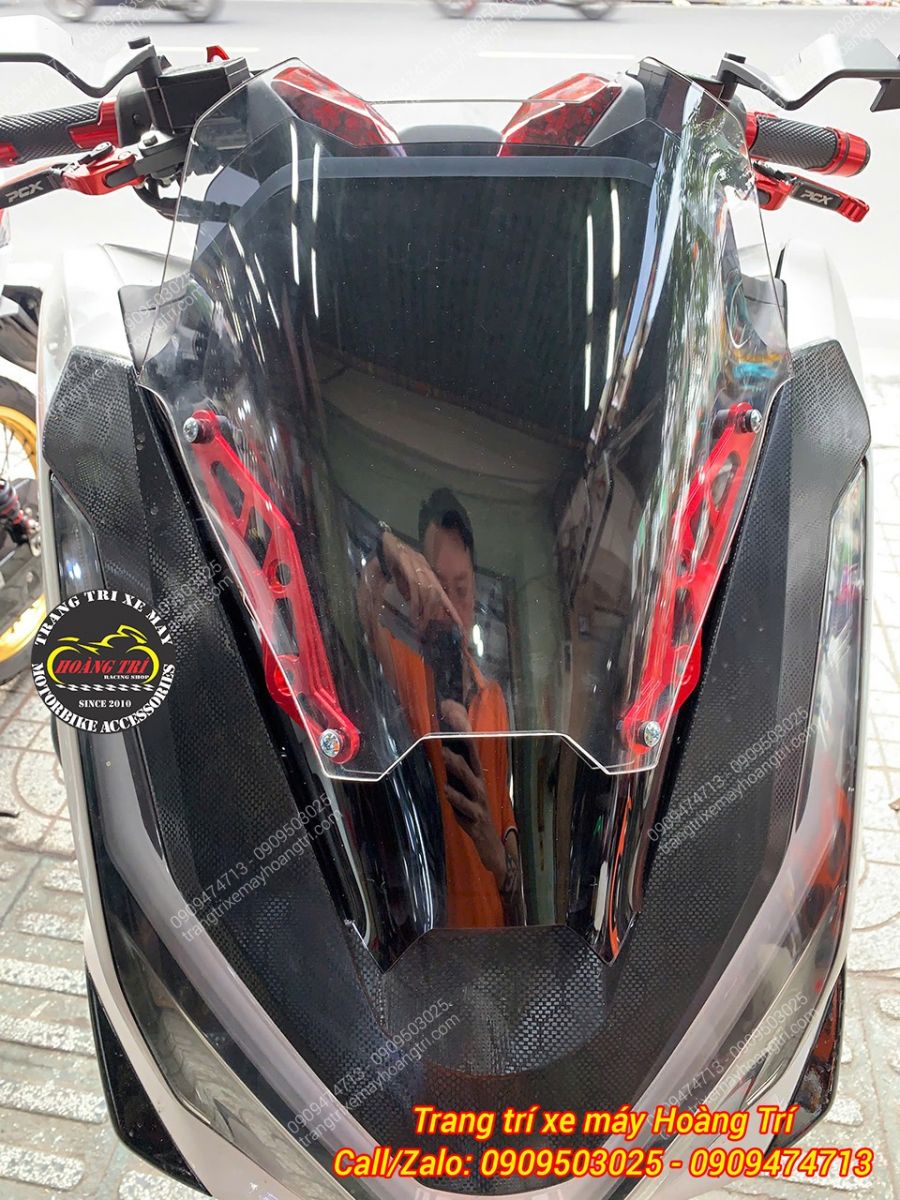 Trực diện đầu xe PCX 160 trang bị kính chắn gió Tanu, tăng độ ngầu và khẳng định cá tính