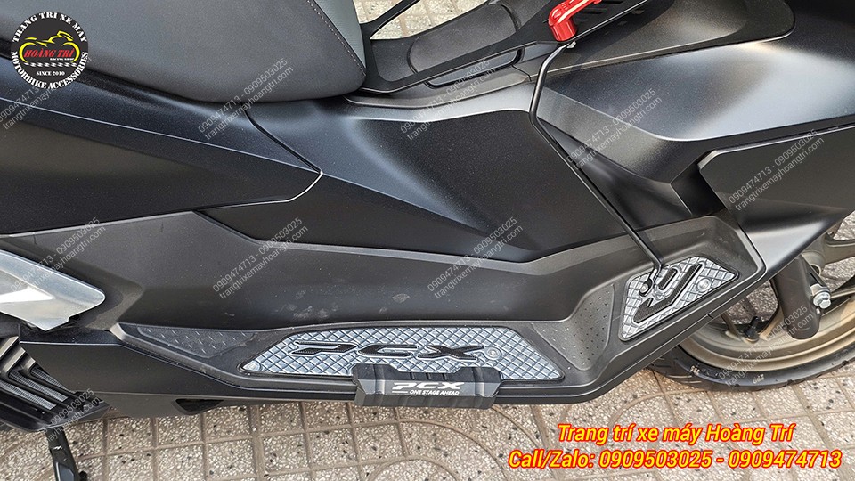 Cận cảnh thảm để chân nhôm CNC PCX 160, bề mặt chống trượt, tăng độ bám khi lái