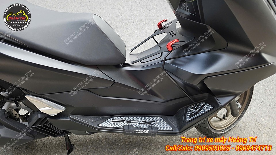 Thảm để chân nhôm CNC PCX 160 phù hợp hoàn hảo, ôm sát sàn xe PCX 160