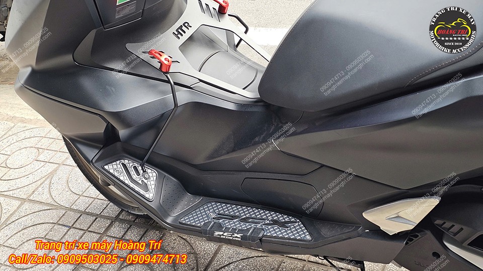 Thảm để chân nhôm CNC PCX 160 kết hợp baga giữa, tăng tiện ích treo đồ khi di chuyển