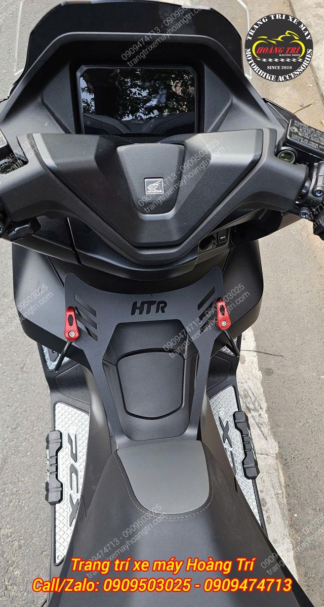 Góc nhìn từ trên xuống khu vực sàn PCX 160, thảm nhôm CNC lắp gọn gàng, thẩm mỹ cao