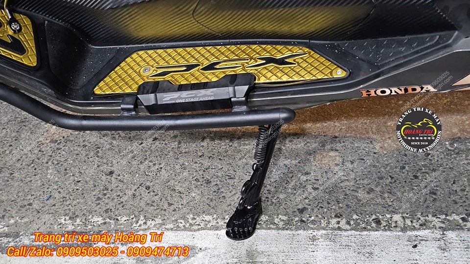 Cận cảnh thảm để chân PCX 160 nhôm CNC màu vàng, tăng độ bám và điểm nhấn thể thao