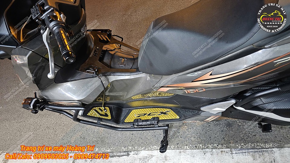 Góc nhìn từ trên xuống thảm để chân PCX 160 nhôm CNC kết hợp nhiều phụ kiện khác