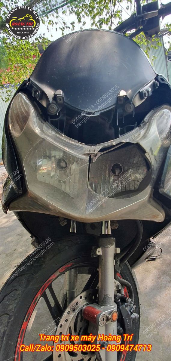 Cận cảnh cụm đèn pha PCX 2010 trước khi nâng cấp, mặt kính cũ, hư hỏng nặng và xuống màu theo thời gian