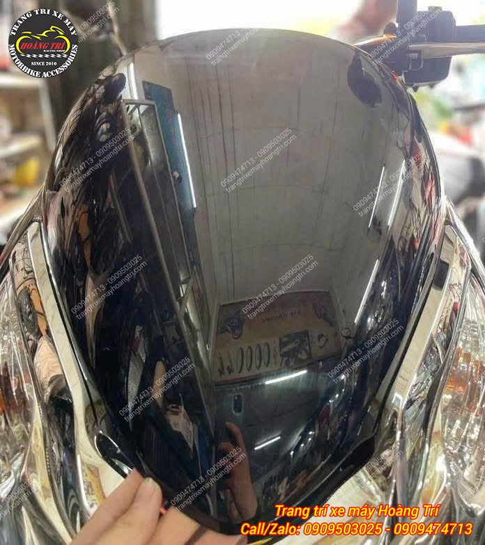 Trên tay kính chắn gió HMA bề mặt bóng đẹp, tăng vẻ thể thao cho đầu xe PCX