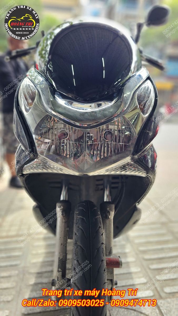 Góc nhìn trực diện đầu xe PCX 2010, kính chắn gió HMA kết hợp viền xi cực hài hòa