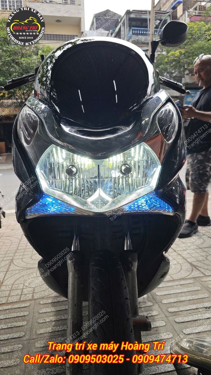Cụm đèn pha PCX 2010 bật sáng, ánh sáng trắng rõ ràng, tăng an toàn khi đi đêm
