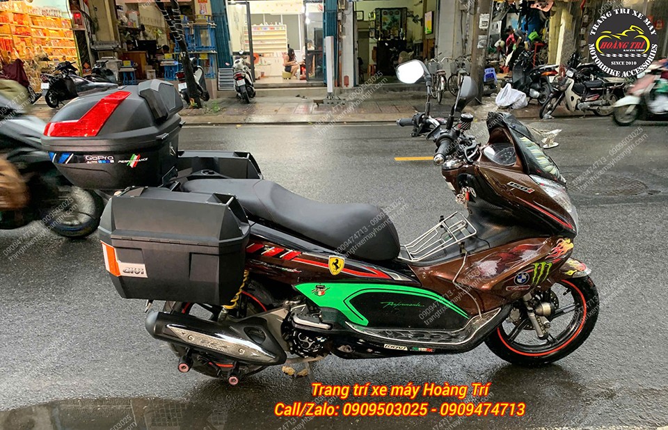 Toàn cảnh xe PCX với gói nâng cấp thùng GIVI, pát thùng hông, giúp tăng không gian chứa đồ phục vụ tiện ích
