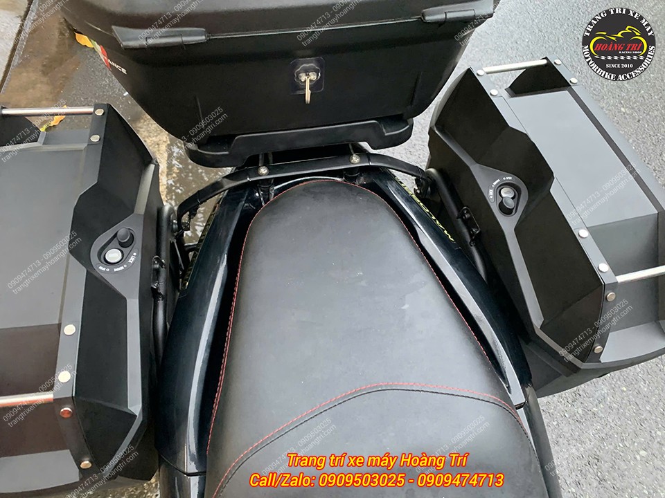 Góc nhìn từ trên yên xe xuống, thấy rõ sự liền mạch của thùng sau và cặp thùng hông GIVI