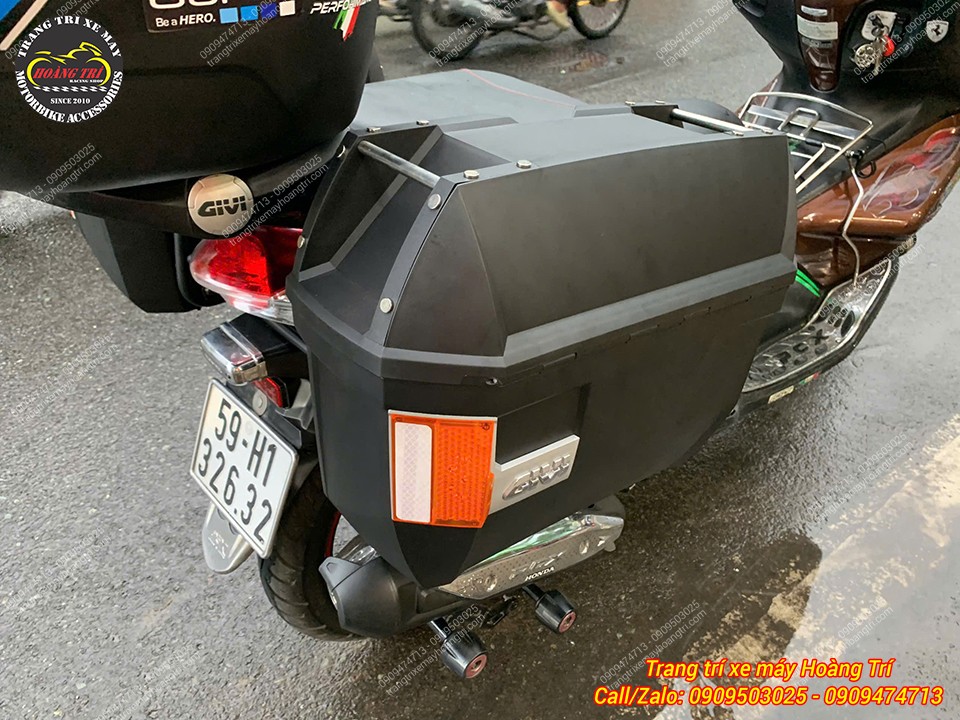 Tổng thể PCX với combo thùng GIVI sau và cặp thùng hông, thể hiện rõ sự hầm hố và tiện lợi