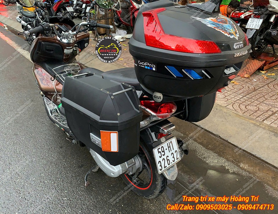 Với combo 3 thùng Givi (1 thùng sau và 2 thùng hông), giúp xe PCX sẵn sàng cho các chuyến du lịch xa