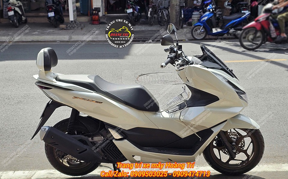 PCX 160 màu trắng kem lắp tựa lưng LW35 giúp xế cưng trông lịch lãm và tiện ích hơn