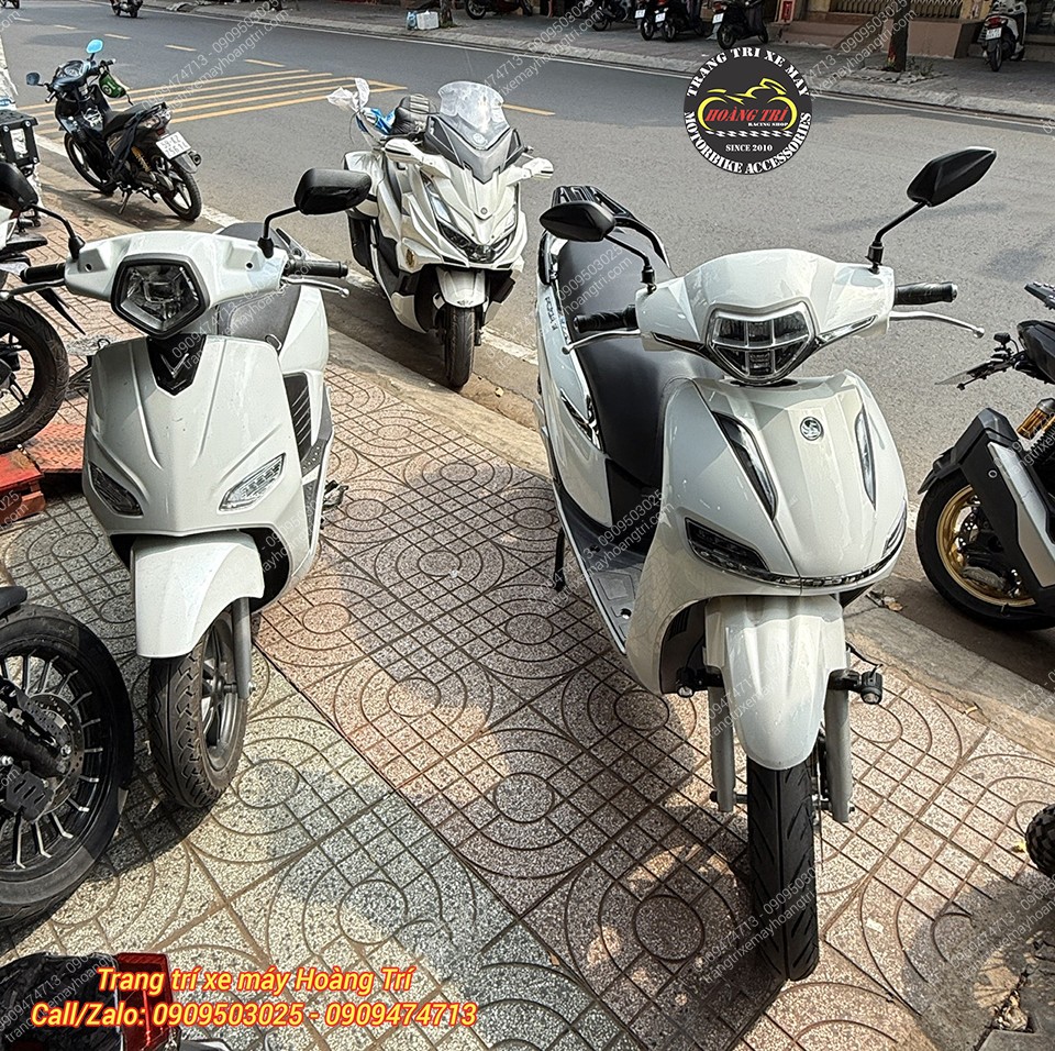 Hai chiếc xe máy điện cùng ghé shop để lựa chọn các phụ kiện để trang bị cho xế cưng