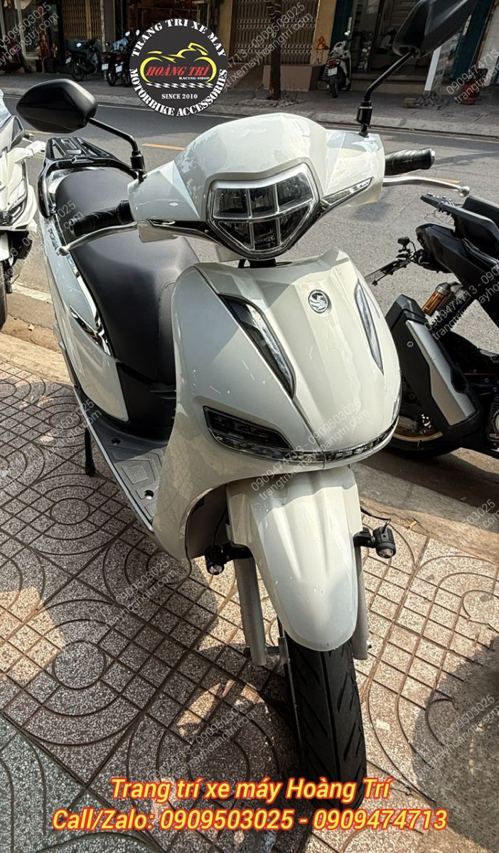 Xe máy điện Pega S màu trắng với thiết kế nguyên bản, sẵn sàng cho việc nâng cấp đèn bi cầu Titan