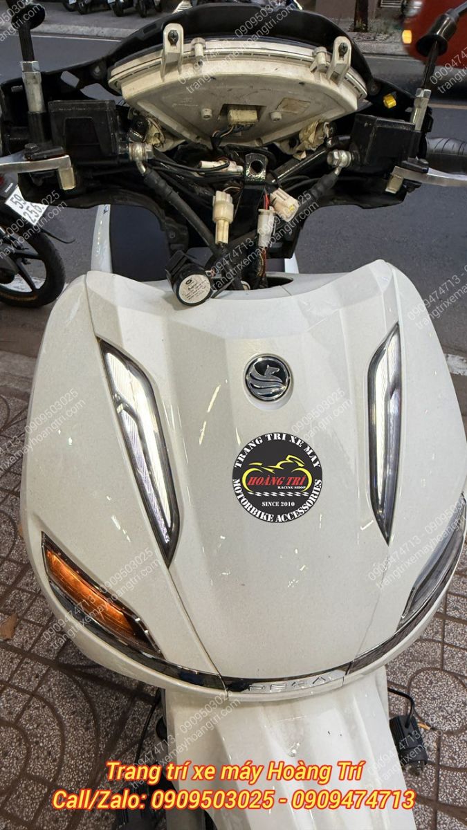 Phần đầu xe được tháo hoàn toàn để lộ ra hệ thống dây điện bên trong giúp lắp đặt bi cầu CB150HP