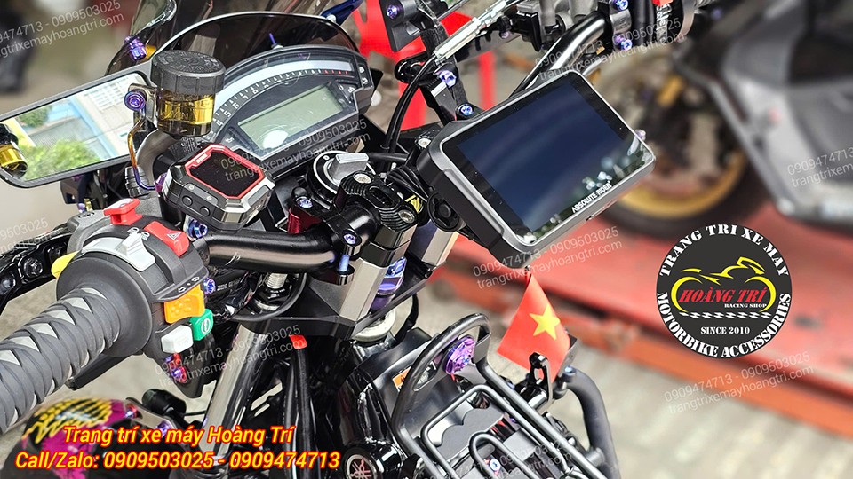 Màn hình cảm ứng Absolute Rider và đồng hồ áp suất lốp được lắp đặt cùng nhau