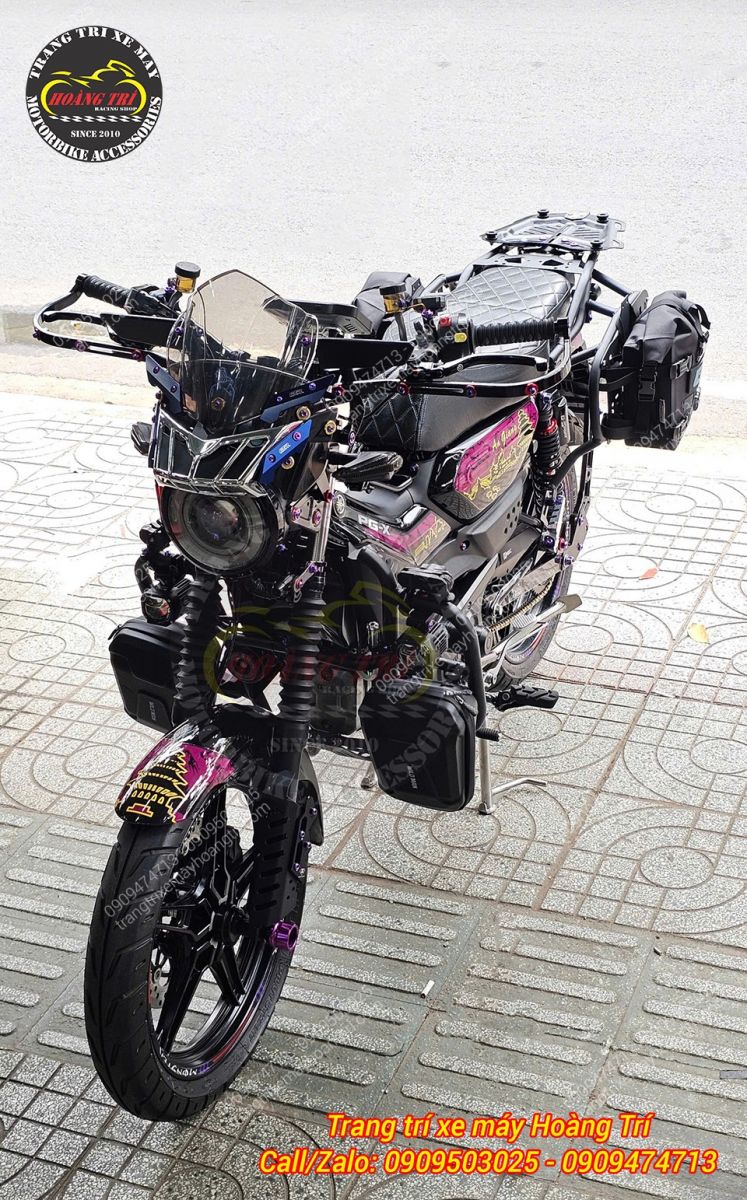 Toàn cảnh xe PG-1 độ tem tím/đen, với nhiều phụ kiện phượt, chống đổ, và túi treo hông