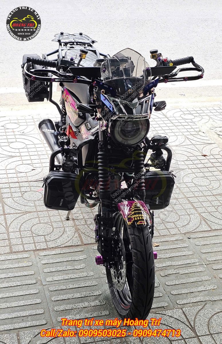 Góc nhìn chính diện xe PG-1 độ, nổi bật đầu xe hầm hố, đèn pha LED và túi treo trên chống đổ