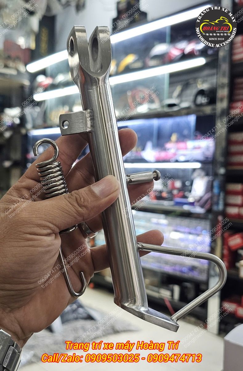 Chân chống nghiêng Quantum màu inox sáng bóng, kèm lò xo, thiết kế chắc chắn