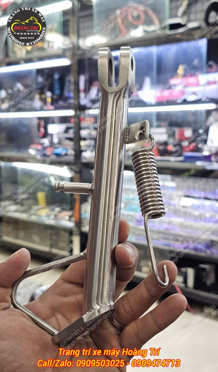 Cận cảnh chân chống nghiêng Quantum trong tay, thiết kế đơn giản, dễ lắp đặt