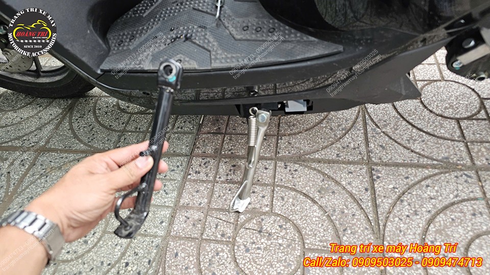 So sánh chân chống inox nghiêng Quantum (bên trái) với chân chống zin của xe (bên phải)