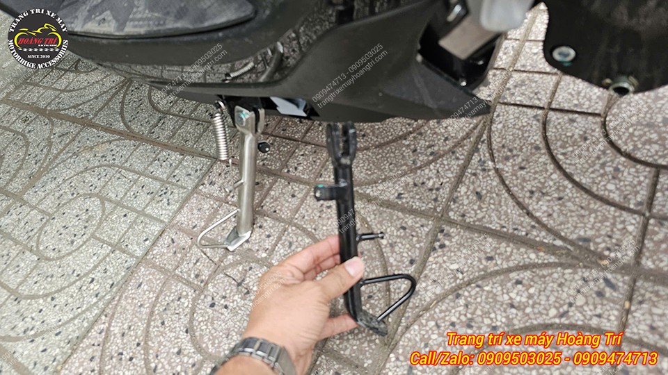 Chân chống nghiêng Quantum sáng bóng (bên trái) nổi bật hơn so với màu đen nguyên bản