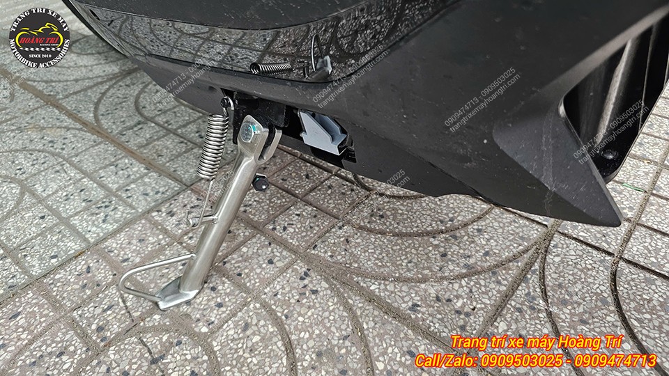 Chân chống nghiêng Quantum được lắp lên xe, tạo góc nghiêng chắc chắn khi dừng