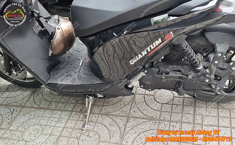 Xe Quantum S1 màu đen được trang bị chân chống nghiêng Quantum, tạo điểm nhấn dưới gầm xe