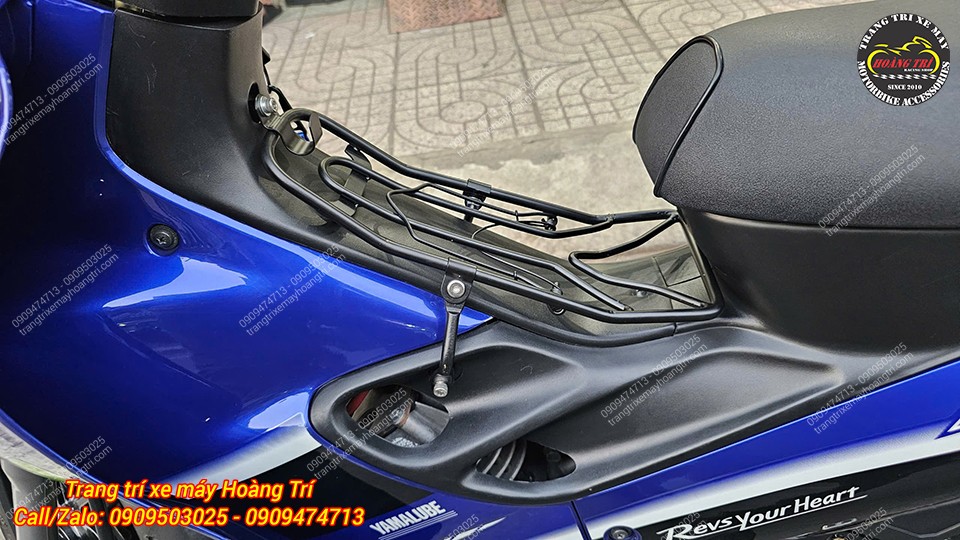 Khung sắt dày, lắp chắc chắn, hạn chế rung lắc và có cả móc treo ở vị trí trung tâm