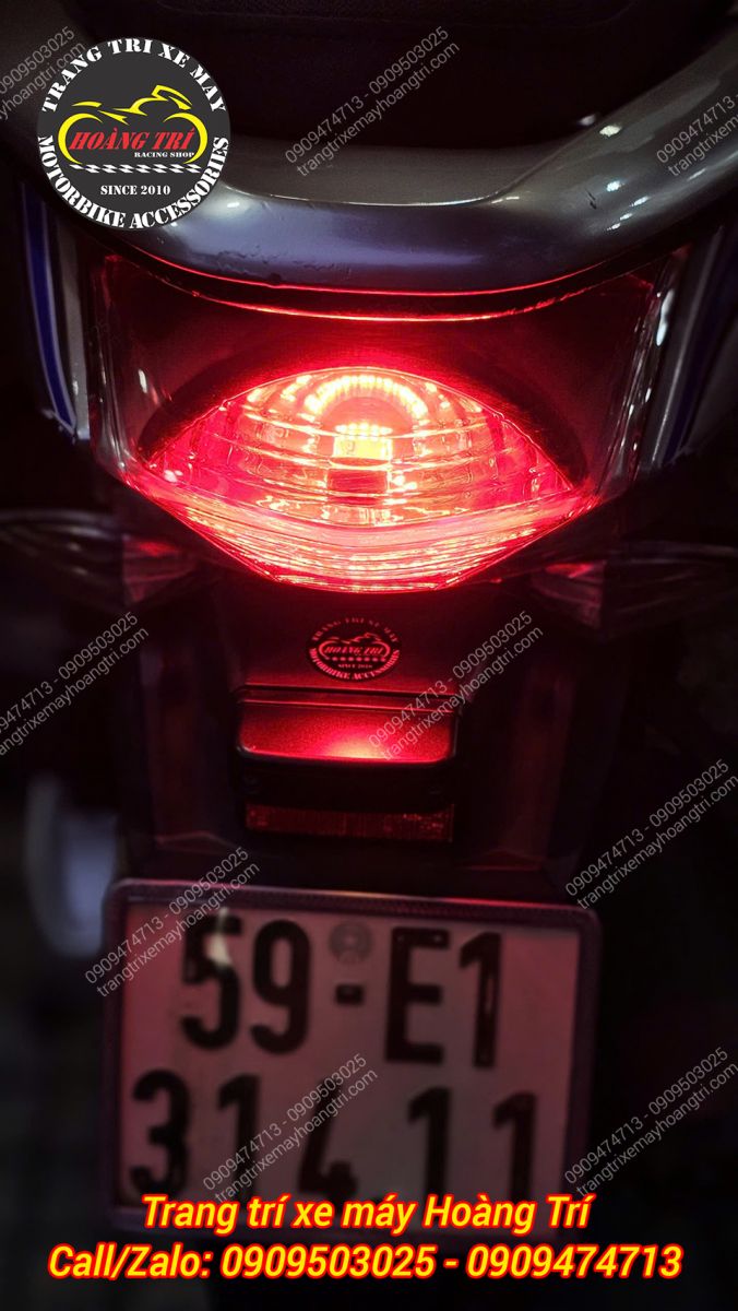 Khi bật đèn ban đêm nhưng chưa bóp thắng, đèn sẽ phát sáng ở mức ánh sáng mờ