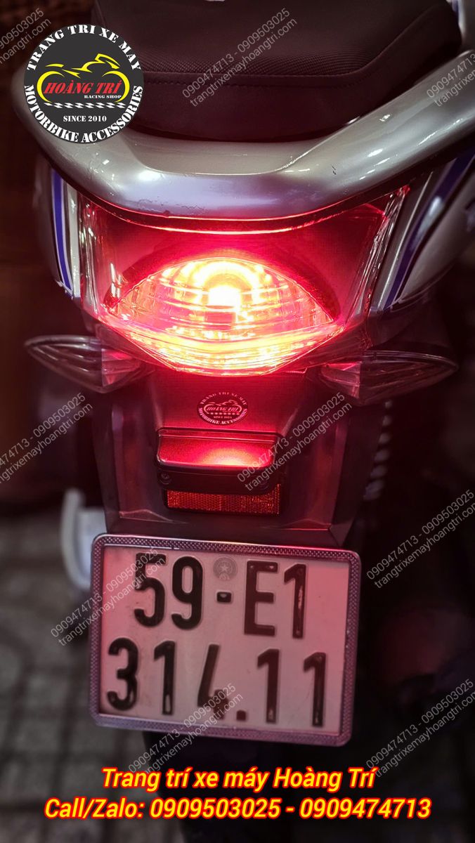 Lúc bóp thắng, đèn sáng mạnh hơn giúp cảnh báo phương tiện phía sau xe đang giảm tốc