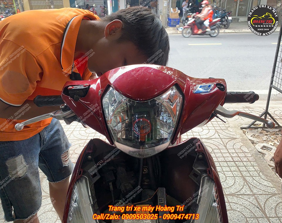 Kỹ thuật viên tiến hành kiểm tra và căn chỉnh bóng LED TJ-H4 Red trong quá trình lắp