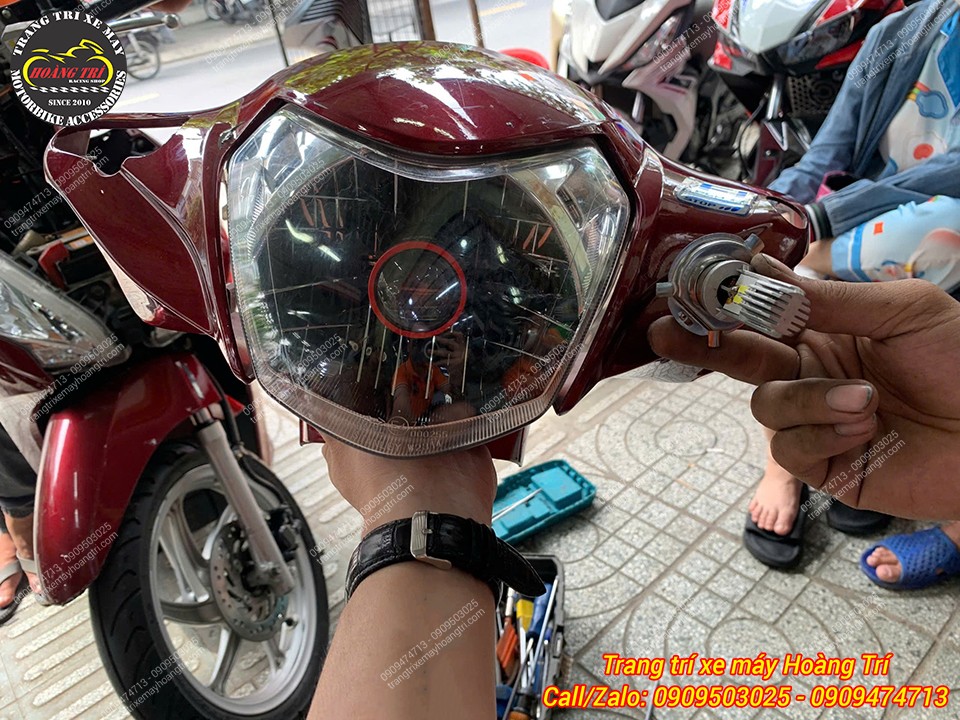 So sánh trực tiếp bóng LED TJ-H4 Red với đèn zin trước khi gắn chóa vào xe