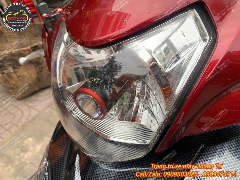 Góc nghiêng cụm đèn cho thấy bóng LED TJ-H4 Red lắp gọn, không ảnh hưởng chóa