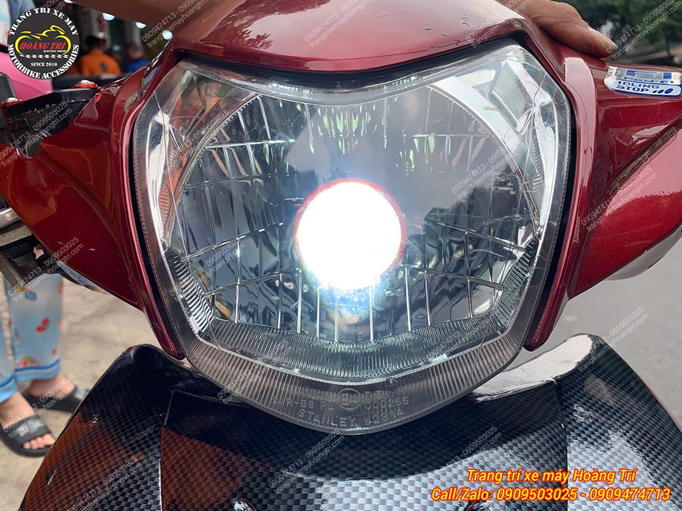 Ánh sáng khi được bật lên rất mạnh nhưng không gây loá camera, đảm bảo an toàn