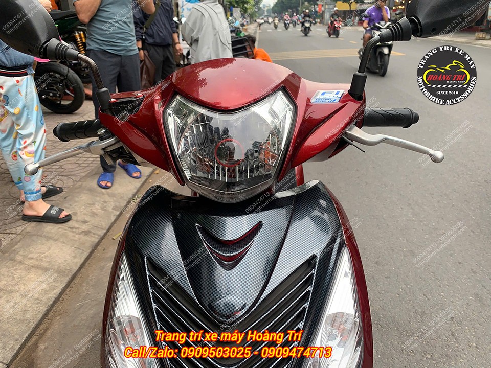 Nhìn từ ngoài vào khi xe chưa được bật sáng trông vẫn nổi bật nhờ vòng LED