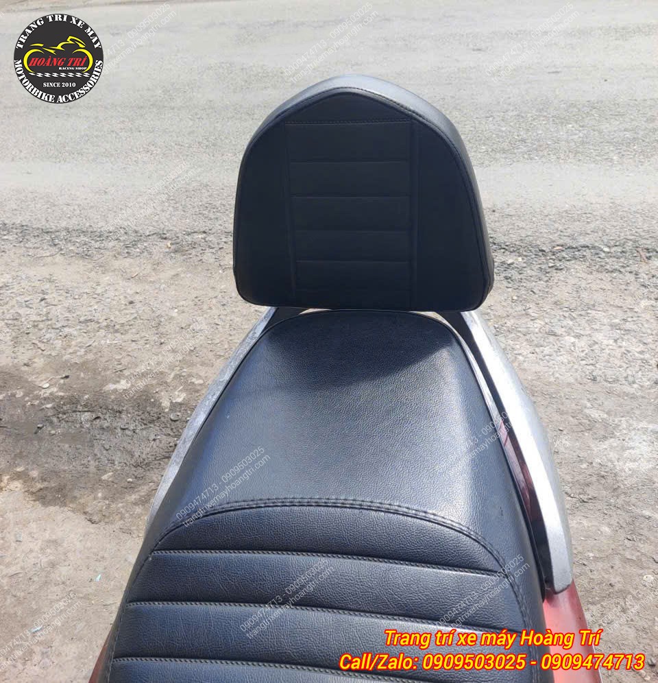 Góc nhìn trực diện tựa lưng bật gấp V2 khi lắp xe Lead, form cân đối, hài hòa yên zin