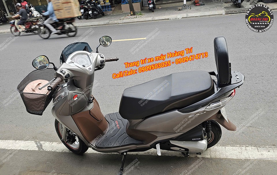 Khi tựa lưng được bật lên tăng tiện ích cho người ngồi sau những vẫn giữ nguyên form dáng của xe