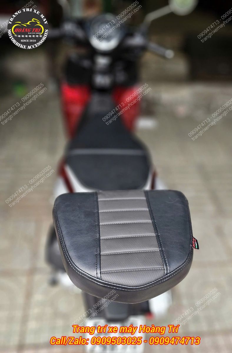 Cận cảnh bề mặt đệm tựa lưng bật gấp V2, da bọc dày, đường chỉ may chắc chắn trên xe Sh Mode