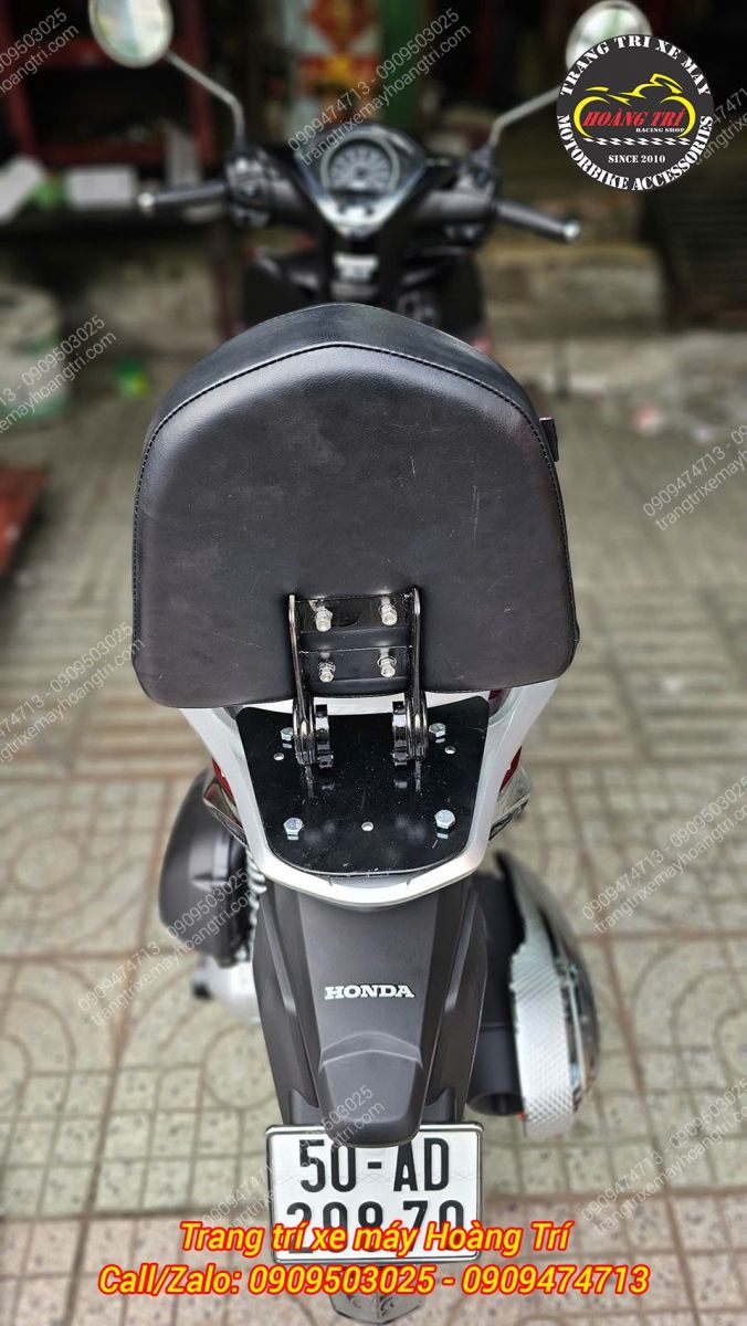 Góc nhìn phía sau tựa lưng bật gấp V2, pát lắp cứng cáp, cố định chắc chắn trên xe