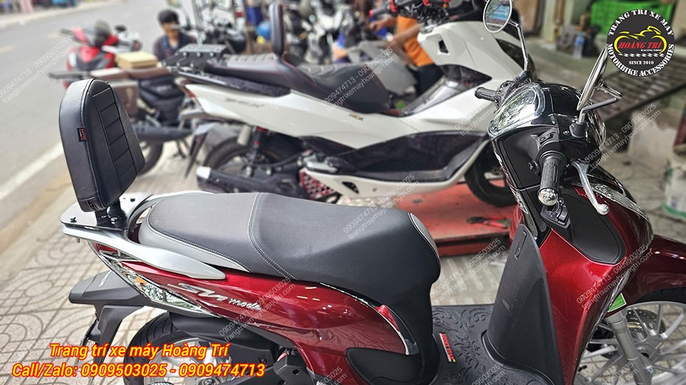 Tựa lưng bật gấp V2 lắp thực tế tại cửa hàng, hài hòa tổng thể trên xe Sh Mode