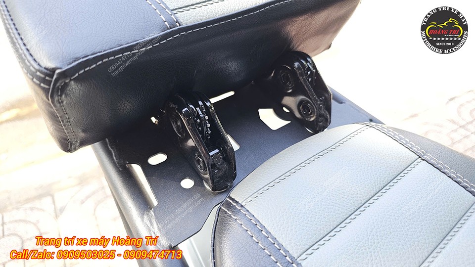 Cận cảnh khớp gập tựa lưng V2, thiết kế chắc chắn, hỗ trợ bật gấp linh hoạt khi sử dụng