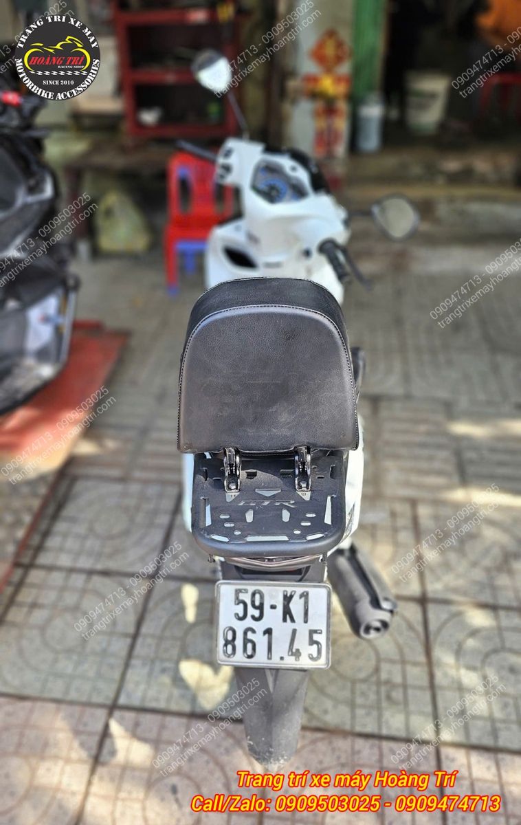 Toàn cảnh phía sau đuôi xe sau khi lắp tựa lưng bật gấp V2, vẫn giữ form zin hài hòa tổng thể