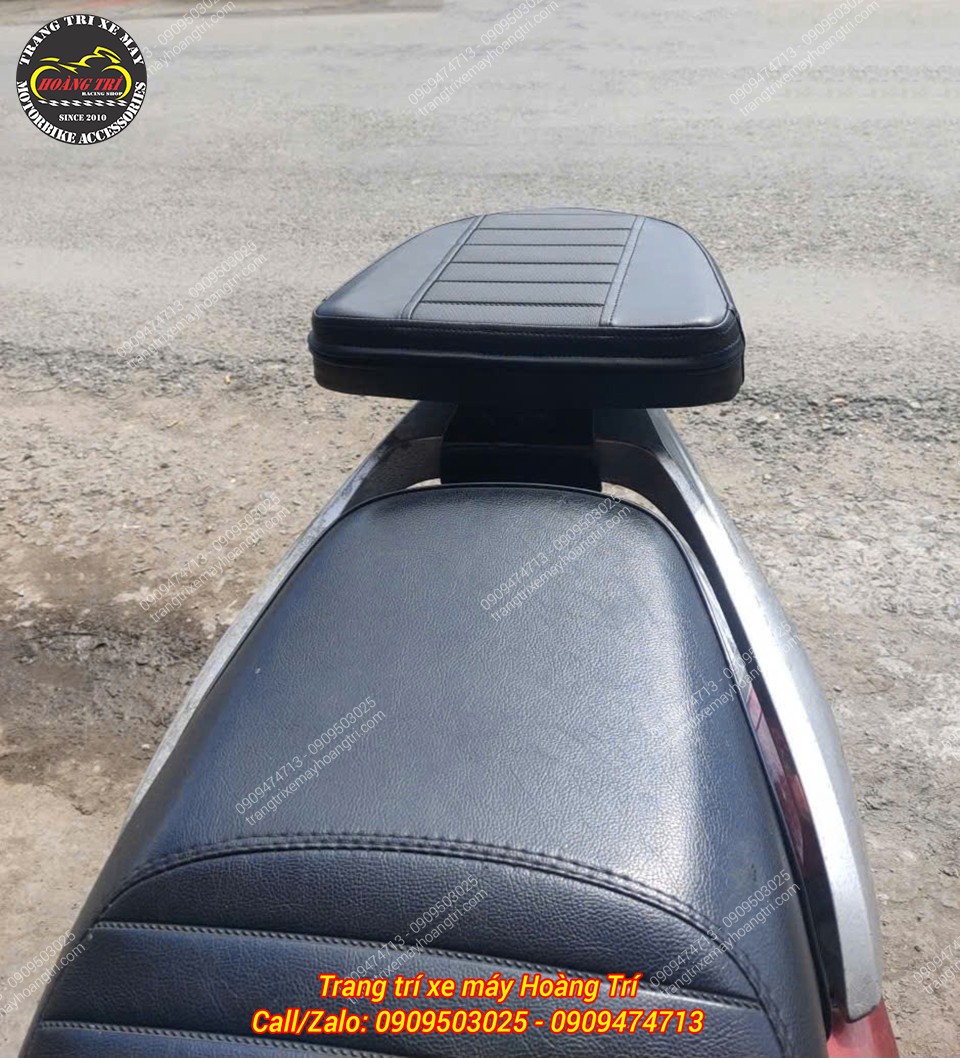 Tựa lưng bật gấp V2 lắp thực tế trên xe Lead, hỗ trợ lưng người ngồi sau khi di chuyển