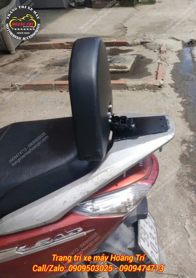 Góc ngang sau xe với tựa lưng bật gấp V2, lắp gọn gàng, không ảnh hưởng tổng thể dáng xe