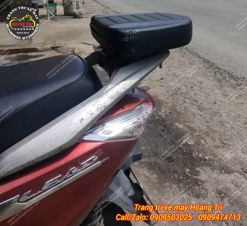 Tựa lưng bật gấp V2 ở trạng thái gập gọn trông dày dặn và êm ái tăng sự thoải mái cho người ngồi sau