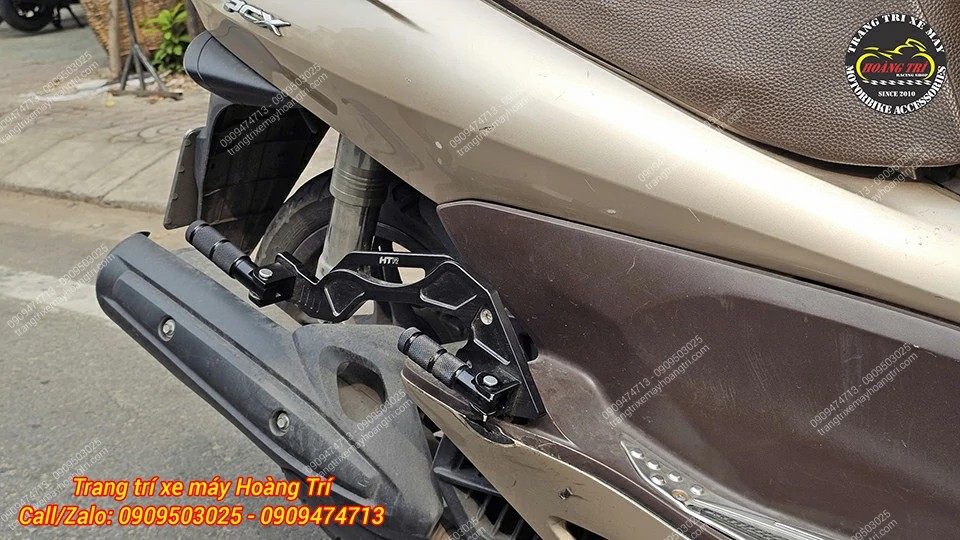 Cận cảnh gác chân phụ HTR đã được trang bị cho PCX 2010, thiết kế gọn gàng, tiện lợi cho người ngồi sau