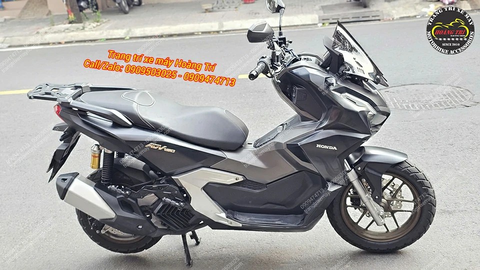 Tổng thể Honda ADV 160 trang bị gác chân phụ HTR, nâng cao trải nghiệm lái xe đường dài cho gia đình nhỏ của bạn